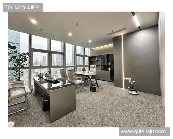 惊悚!深圳南山科技园一男子站在高楼阳台,疑似跳楼事件引发关注